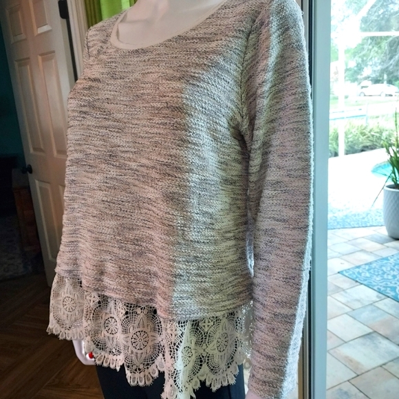 Ladies Cotton/Poly Sweater with a Doily Hem: Size XL. - Picture 3 of 10